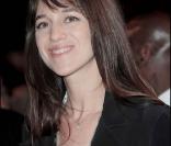Charlotte Gainsbourg redevient une grande enfant et admire, les yeux pleins d'étoiles, le spectacle de lumière auquel elle vient de donner vie.