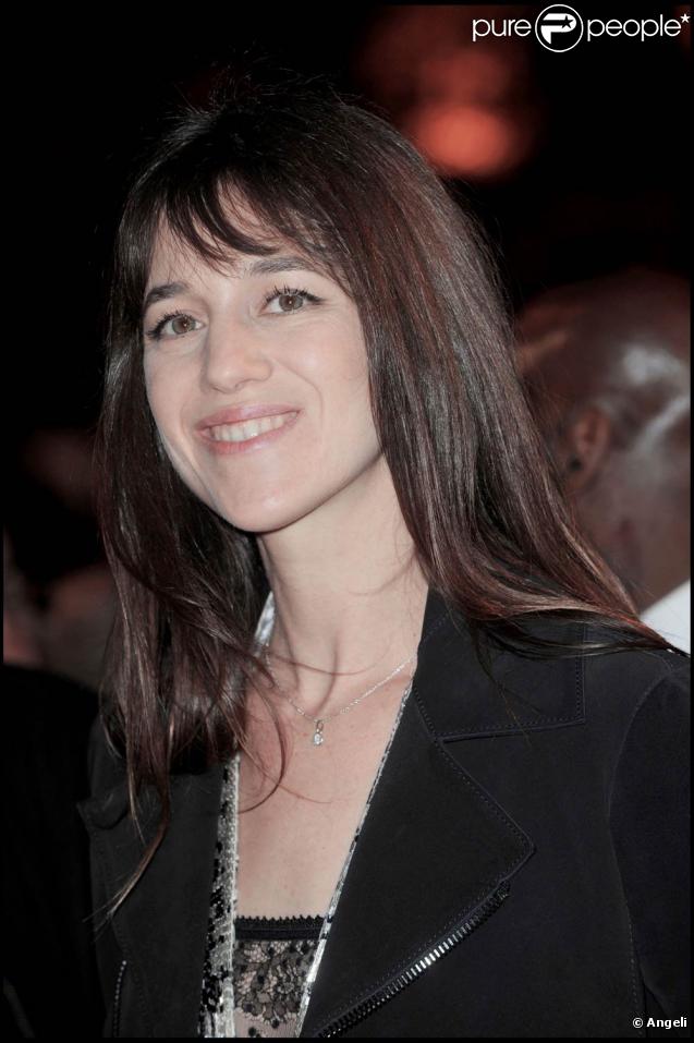 Charlotte Gainsbourg redevient une grande enfant et admire, les yeux pleins d'étoiles, le spectacle de lumière auquel elle vient de donner vie.