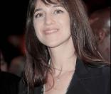 Charlotte Gainsbourg redevient une grande enfant et admire, les yeux pleins d'étoiles, le spectacle de lumière auquel elle vient de donner vie.