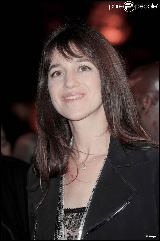 Charlotte Gainsbourg redevient une grande enfant et admire, les yeux pleins d'étoiles, le spectacle de lumière auquel elle vient de donner vie.