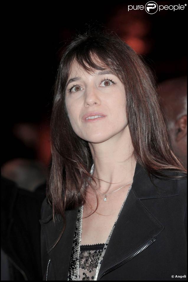Charlotte Gainsbourg redevient une grande enfant et admire, les yeux pleins d'étoiles, le spectacle de lumière auquel elle vient de donner vie.