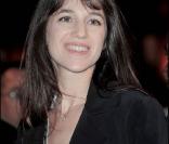 Charlotte Gainsbourg redevient une grande enfant et admire, les yeux pleins d'étoiles, le spectacle de lumière auquel elle vient de donner vie.