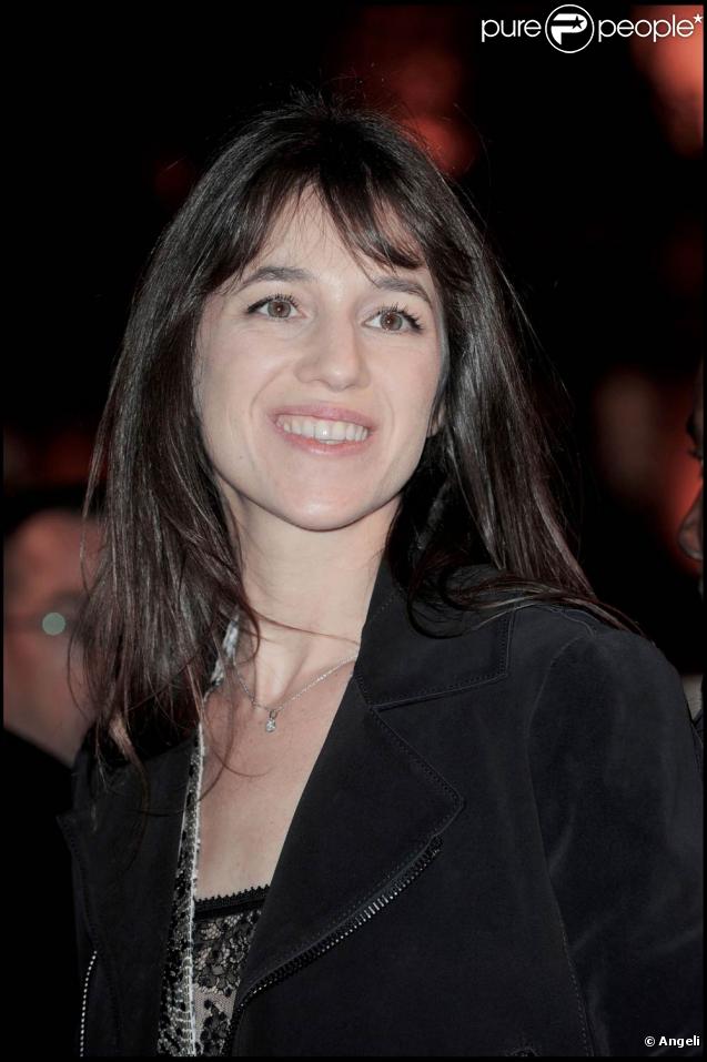 Charlotte Gainsbourg redevient une grande enfant et admire, les yeux pleins d'étoiles, le spectacle de lumière auquel elle vient de donner vie.