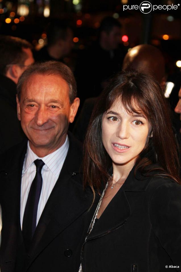 Charlotte Gainsbourg rencontrait Bertrand Delanoë, sur les Champs-Elysées, ce lundi 23 novembre, à l'occasion du lancement des illuminations de Noël de la plus belle avenue du monde.