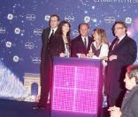 Charlotte Gainsbourg rencontrait Bertrand Delanoë ainsi que Clara Gaymard (présidente de General Electric France), sur les Champs-Elysées, ce lundi 23 novembre, à l'occasion du lancement des illuminations de Noël de la plus belle avenue du monde.