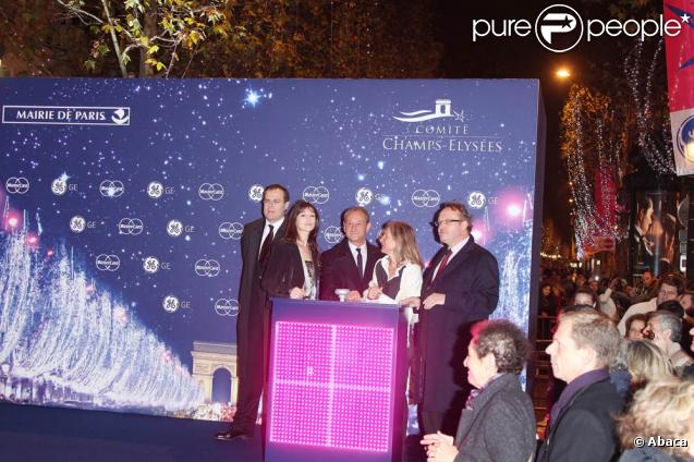 Charlotte Gainsbourg rencontrait Bertrand Delanoë ainsi que Clara Gaymard (présidente de General Electric France), sur les Champs-Elysées, ce lundi 23 novembre, à l'occasion du lancement des illuminations de Noël de la plus belle avenue du monde.