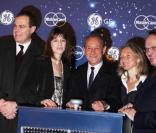 Charlotte Gainsbourg rencontrait Bertrand Delanoë ainsi que Clara Gaymard (présidente de General Electric France), sur les Champs-Elysées, ce lundi 23 novembre, à l'occasion du lancement des illuminations de Noël de la plus belle avenue du monde.