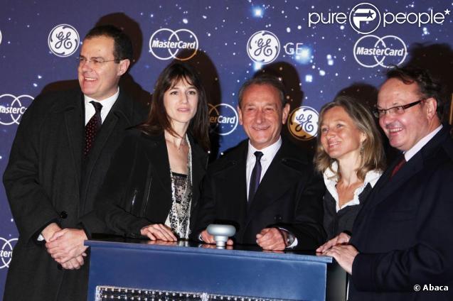 Charlotte Gainsbourg rencontrait Bertrand Delanoë ainsi que Clara Gaymard (présidente de General Electric France), sur les Champs-Elysées, ce lundi 23 novembre, à l'occasion du lancement des illuminations de Noël de la plus belle avenue du monde.