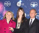 Charlotte Gainsbourg rencontrait Bertrand Delanoë ainsi que Clara Gaymard (présidente de General Electric France), sur les Champs-Elysées, ce lundi 23 novembre, à l'occasion du lancement des illuminations de Noël de la plus belle avenue du monde.