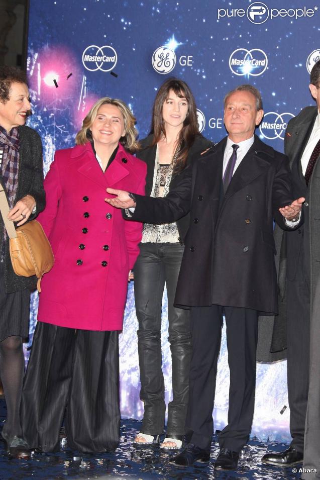 Charlotte Gainsbourg rencontrait Bertrand Delanoë ainsi que Clara Gaymard (présidente de General Electric France), sur les Champs-Elysées, ce lundi 23 novembre, à l'occasion du lancement des illuminations de Noël de la plus belle avenue du monde.
