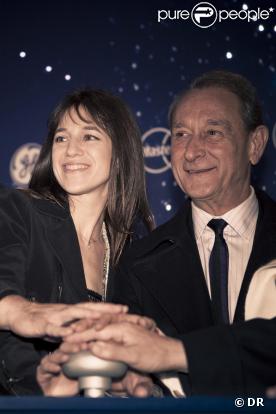 Charlotte Gainsbourg illumine les Champs Elysées avec Bertrand Delanoé. Elle est trop jolie !