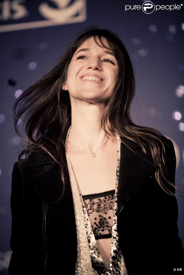 Charlotte Gainsbourg illumine les Champs Elysées avec Bertrand Delanoé. Elle est trop jolie !