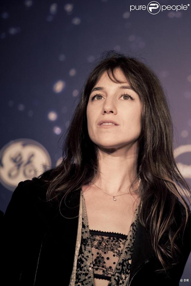 Charlotte Gainsbourg illumine les Champs Elysées avec Bertrand Delanoé. Elle est trop jolie !