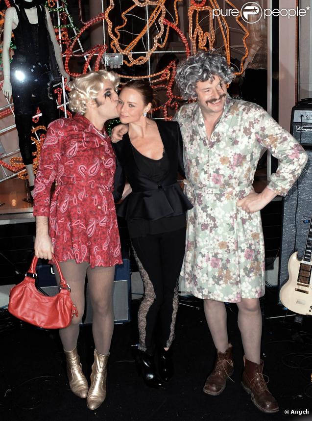 Noel Fielding et Julian Barratt de la série  The Mighty Boosh , ainsi que Stella McCartney à Londres, pour l'illumination de sa boutique, le 23 novembre 2009