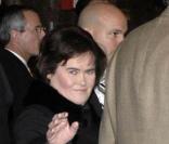 Susan Boyle visite l'Empire State Building, entourée de gardes du corps le 23 novembre 2009 à New York