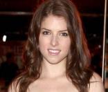 Anna Kendrick, à l'occasion de l'avant-première de  Lovely Bones , qui s'est tenue dans le cadre du Royal Film Performance 2009, à l'Odeon de Leicester Square, à Londres, le 24 novembre 2009.