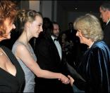 Camilla Parker Bowles salue Saoirse Ronan, à l'occasion de l'avant-première de  Lovely Bones , qui s'est tenue dans le cadre du Royal Film Performance 2009, à l'Odeon de Leicester Square, à Londres, le 24 novembre 2009.