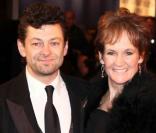 Andy Serkis et sa femme, à l'occasion de l'avant-première de  Lovely Bones , qui s'est tenue dans le cadre du Royal Film Performance 2009, à l'Odeon de Leicester Square, à Londres, le 24 novembre 2009.