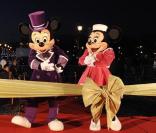 Cauet a inauguré le marché de Noël sur les Champs-Elysées, en présence de ses copains Mickey et Minnie. 25/11/09