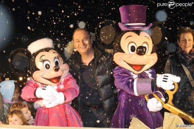 Cauet a inauguré le marché de Noël sur les Champs-Elysées, en présence de ses copains Mickey et Minnie. 25/11/09