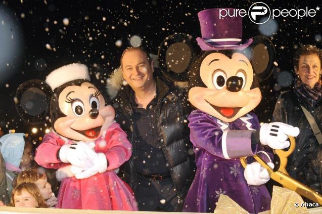 Cauet a inauguré le marché de Noël sur les Champs-Elysées, en présence de ses copains Mickey et Minnie. 25/11/09