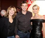 Laeticia Hallyday est marraine de la cérémonie des Femmes Formidable 2009. La voici aux côtés de Jean Galfione et Nathalie Vincent. 24/11/09