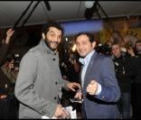 Ramzy Bédia et Cyril Hanouna lors de la vente aux enchères silencieuse Bob l'éponge au profit de WWF-France le 26 novembre 2009 à Paris