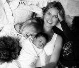 Lou Samuel avec sa maman et ses frères et soeur Johan, Henry et Leni