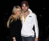 Enrique Iglesias et Anna Kournikova, de sortie dans les rues de Miami, le 18 novembre, apparaissent toujours aussi  in love  l'un de l'autre... Comme on les envie !