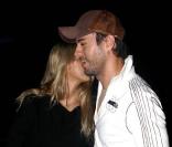 Enrique Iglesias et Anna Kournikova, de sortie dans les rues de Miami, le 18 novembre, apparaissent toujours aussi  in love  l'un de l'autre... Comme on les envie !