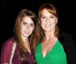 Sarah Ferguson et sa fille la Princesse Beatrice, le 28 novembre, au Muséum d'Histoire Naturelle de Londres à l'occasion de la soirée de charité organisée par SOS Villages d'enfants.