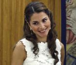 La magnifique Rania de Jordanie dans un petit haut en dentelle porté avec une jupe bouffante et rehaussée d'un joli noeud ! 