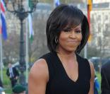 Michelle Obama, très élégante dans sa belle robe noire, joliment surpiquée vers le bas et rehaussée de tulle !<br />