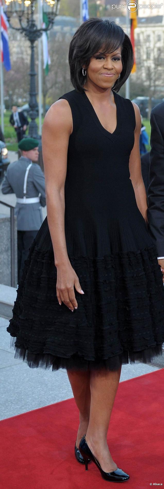 Michelle Obama, trÃ¨s Ã©lÃ©gante dans sa belle robe noire, joliment ...