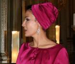 Sheikha Mozah porte une longue robe rose en satin de soie, boutonnée de haut en bas, d'une élégance sans limite ! 