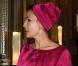 Sheikha Mozah porte une longue robe rose en satin de soie, boutonnée de haut en bas, d'une élégance sans limite !