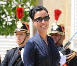 Sheikha Mozah radieuse, juchée sur des Louboutin, et vêtue d'une belle robe bleu marine ! 