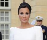 Sheikha Mozah, la Première Dame du Qatar, nous donne une leçon d'élégance dans sa somptueuse robe ceinturée noire et blanche. 
