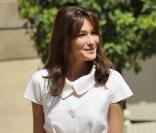 Carla Bruni, l'ex-vedette des podiums, porte une robe de cocktail Dior en cachemire blanc