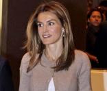 Letizia dans une petite robe blanche portée avec un cardigan ! 