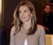 Letizia dans une petite robe blanche portée avec un cardigan !