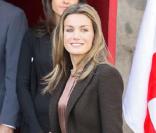 Total look marron pour la belle Letizia d'Epsagne, qui porte joliment une robe plissée avec un blazer top tendance... 