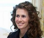 Jupe plissée portée avec un charmant chemisier... Teint nude et chevelure impeccable, Asma est rayonnante ! 
