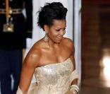 Michelle Obama parfaitement moulée dans une longue robe or et argent du créateur Naeem Khan, qu\'elle a rehaussé d\'une jolie étole beige<br />