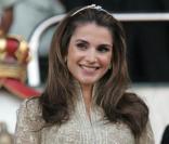 Rania de Jordanie en tenue traditionnelle créée par Elie Saab... Une tenue délicate en organza et brodée de fil d'or ! 