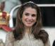 Rania de Jordanie en tenue traditionnelle créée par Elie Saab... Une tenue délicate en organza et brodée de fil d'or !