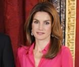 Letizia d'Espagne dans une longue robe rose à volants cintrée par une large ceinture noire à l'effet très réussi... 