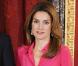 Letizia d'Espagne dans une longue robe rose à volants cintrée par une large ceinture noire à l'effet très réussi...