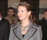 Jupe très sixties, en simili cuir, rehaussée d'une veste grise ultra classe ! Asma est juste sublime ! 