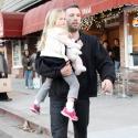 Pendant que la belle Jennifer Garner s'occupe (enfin) d'elle... Ben joue les papas-poules avec Violet !